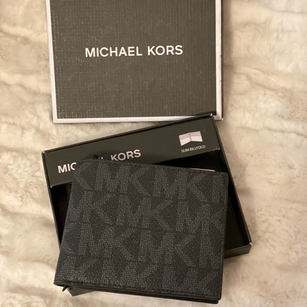 ✨🆕✨Brand New Michael Kors Slim Billfold Wallet